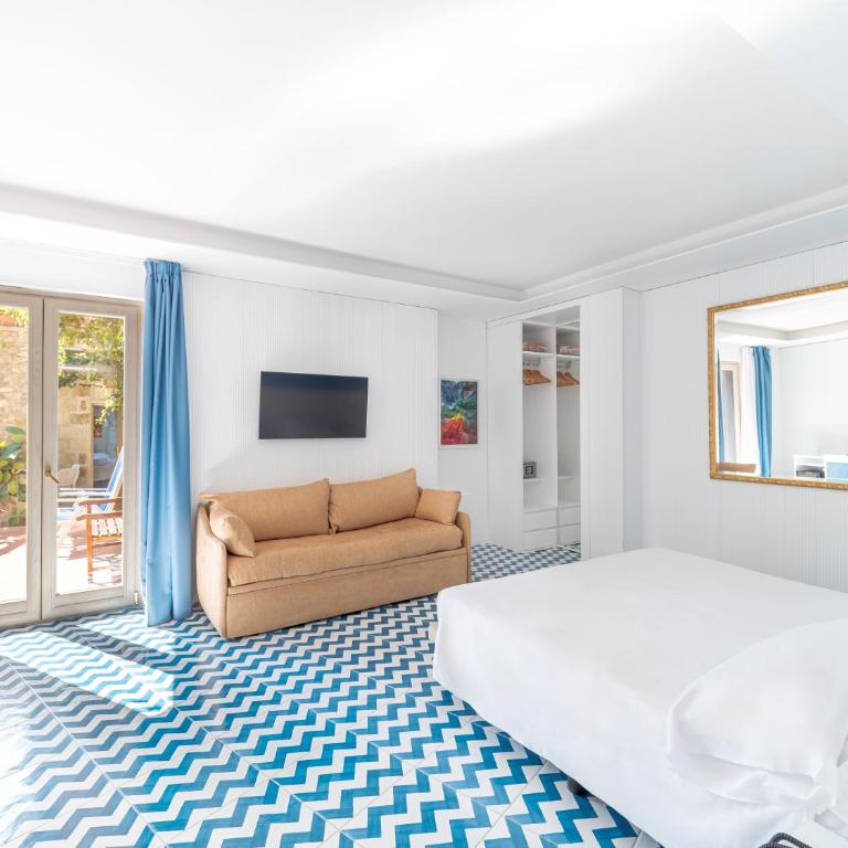 Hotel Cristina - Family Room with Garden View - 2