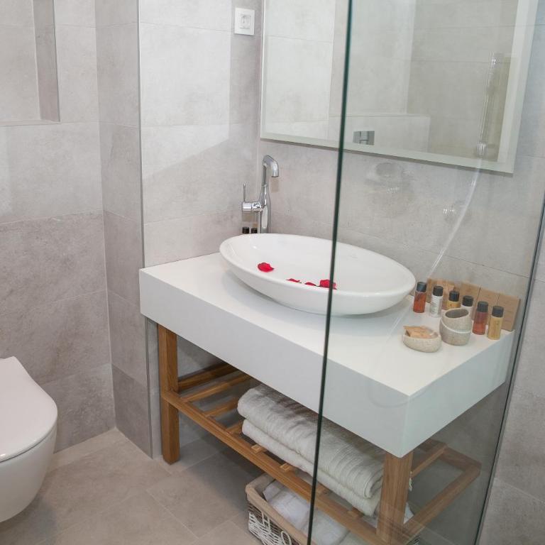 Boutique Hotel and Spa Blanc & Bleu - Blanche - Deluxe Double Room with Balcony and Side Sea View - 7