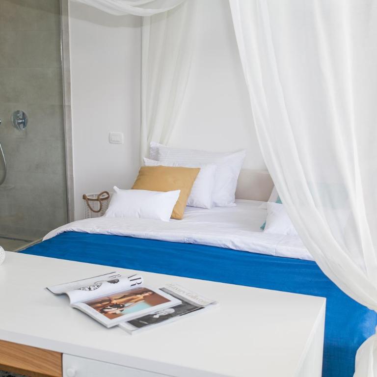 Boutique Hotel and Spa Blanc & Bleu - Blanche - Deluxe Double Room with Balcony and Side Sea View - 1