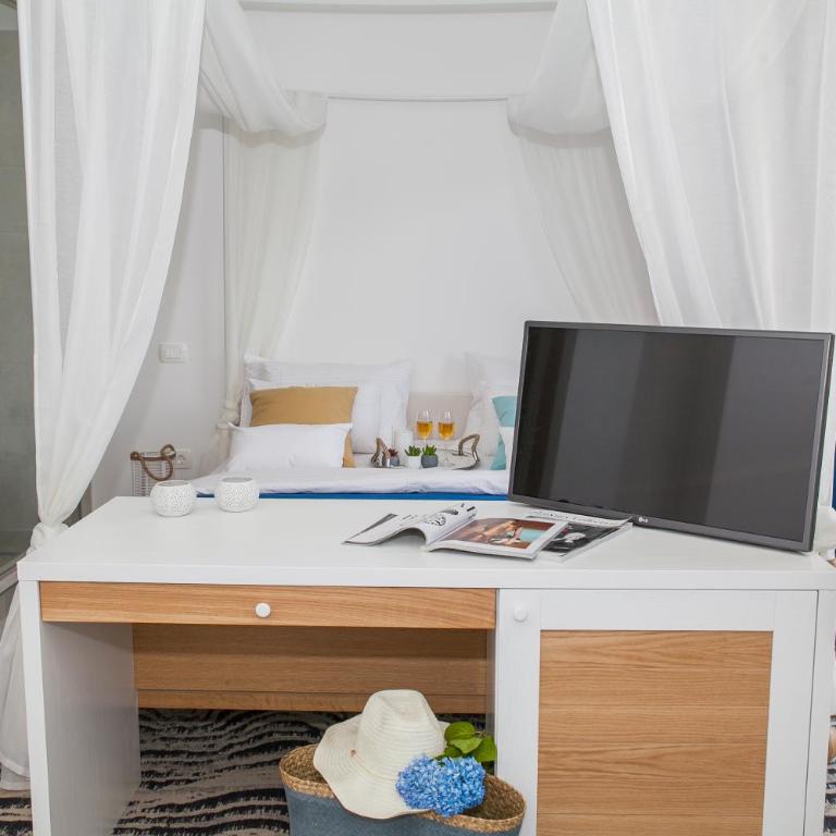 Boutique Hotel and Spa Blanc & Bleu - Blanche - Deluxe Double Room with Balcony and Side Sea View - 6
