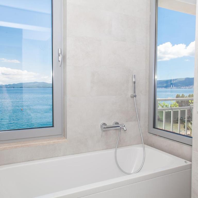 Boutique Hotel and Spa Blanc & Bleu - Blanche - Superior Double Room with Balcony and Sea View - 7
