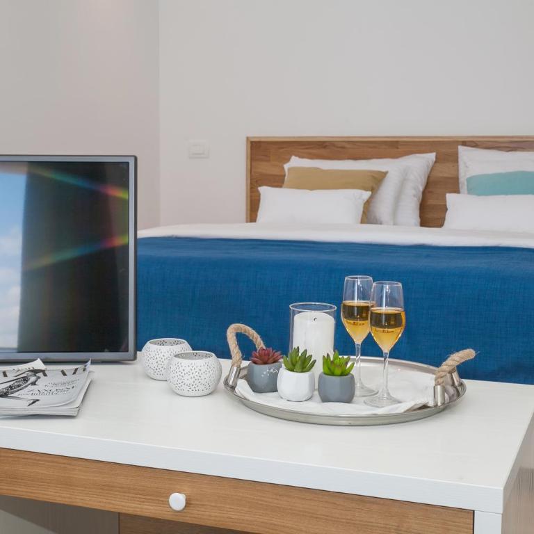Boutique Hotel and Spa Blanc & Bleu - Blanche - Superior Double Room with Balcony and Sea View - 4