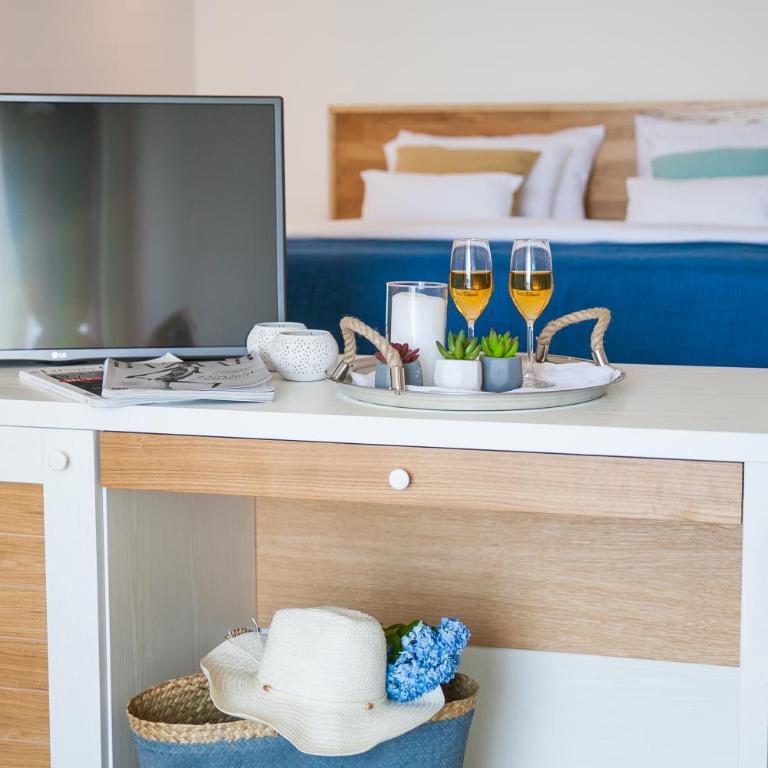 Boutique Hotel and Spa Blanc & Bleu - Blanche - Superior Double Room with Balcony and Sea View - 9