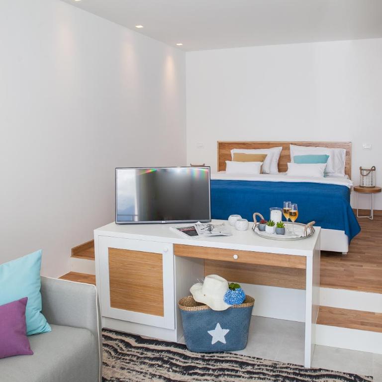 Boutique Hotel and Spa Blanc & Bleu - Blanche - Superior Double Room with Balcony and Sea View - 3