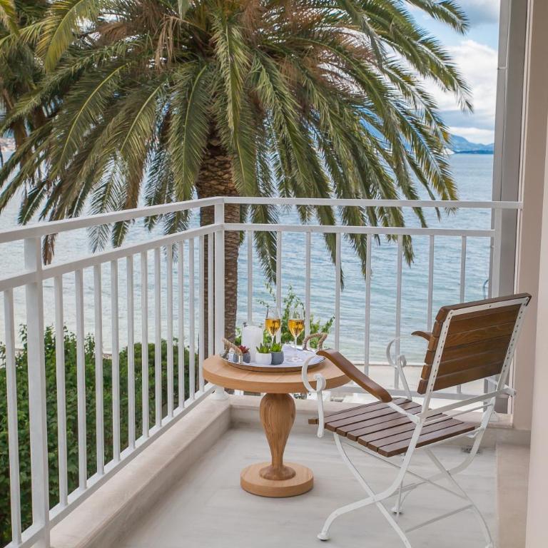 Boutique Hotel and Spa Blanc & Bleu - Blanche - Deluxe Double Room with Balcony and Side Sea View - 3