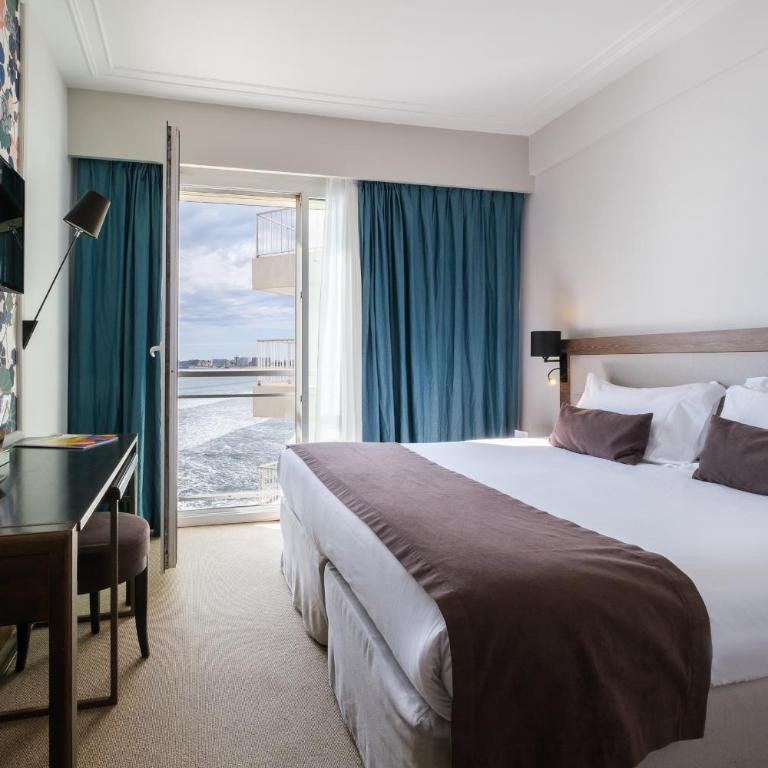 Hotel & Spa Les Roches Noires - Chambre Double - Vue Latérale sur Mer - 1