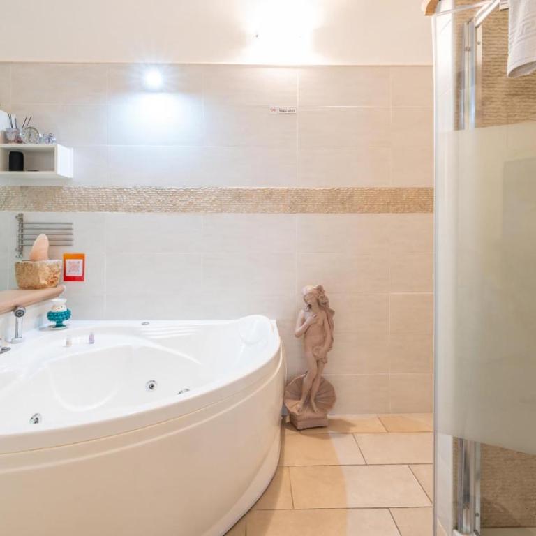 V&M Suite con Jacuzzi by Rentbeat - Appartamento con 1 Camera da Letto - 12