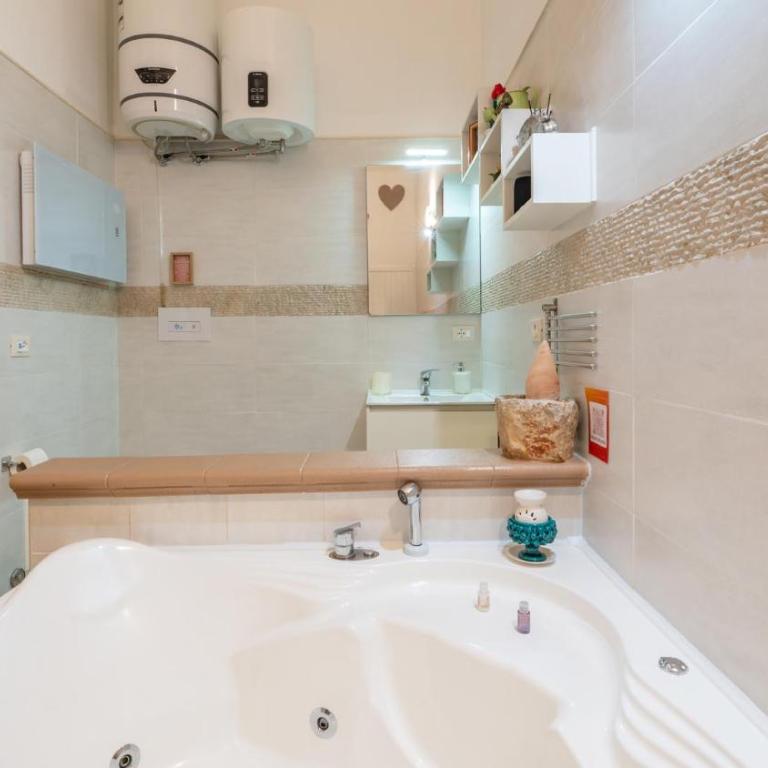 V&M Suite con Jacuzzi by Rentbeat - Appartamento con 1 Camera da Letto - 2