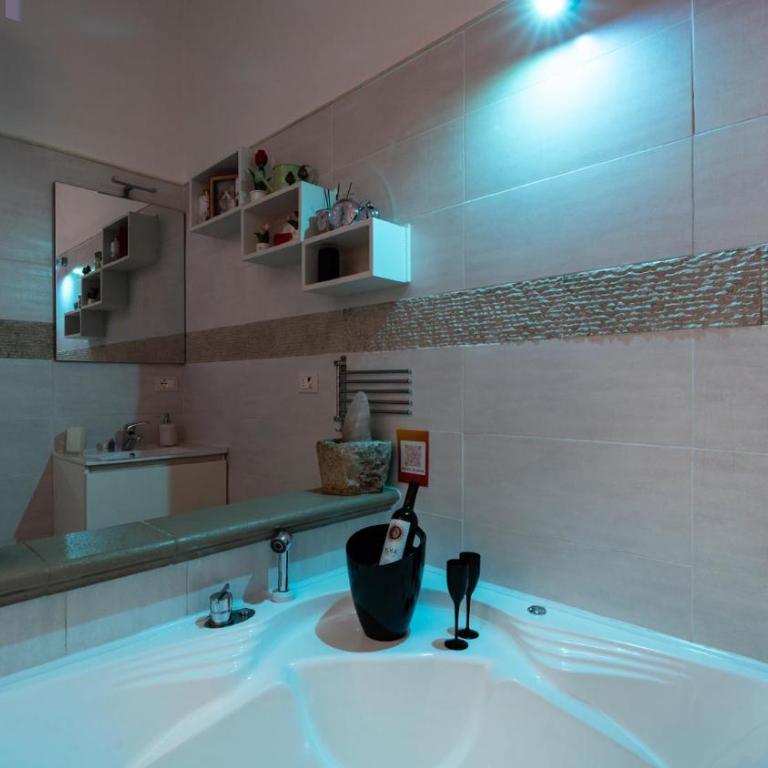 V&M Suite con Jacuzzi by Rentbeat - Appartamento con 1 Camera da Letto - 11