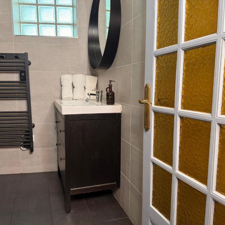 Le Peyrou - Elegant One-Bedroom Apartment for up to 4 Guests - Free Parking - Air Conditioning - Prime City Center Location - Apartment - 18