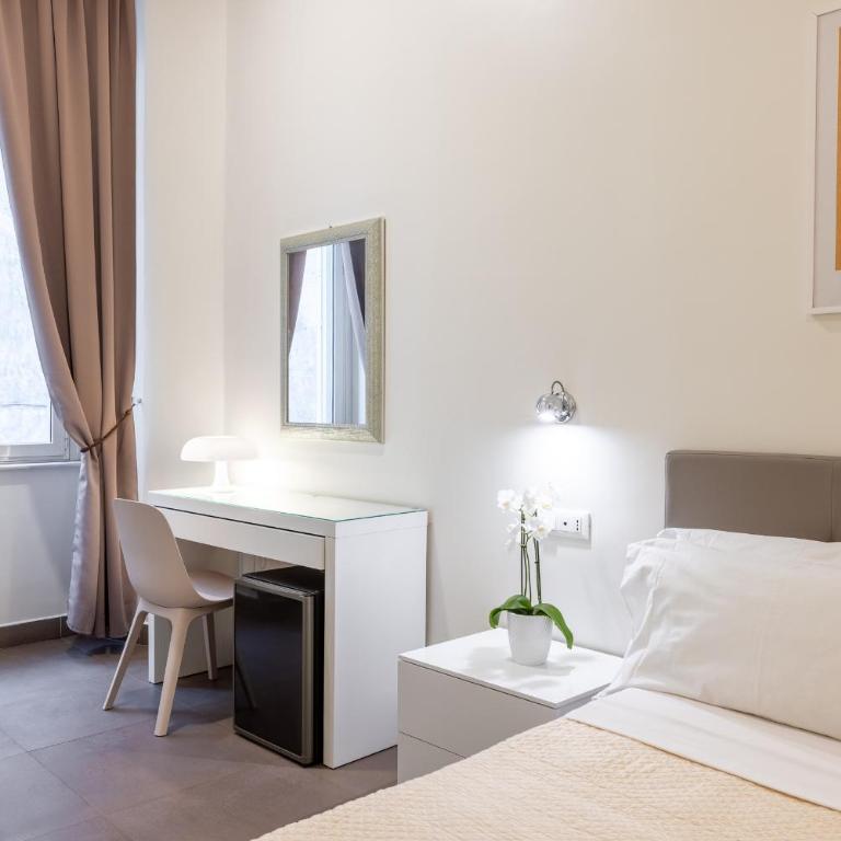 Maison Trevi - Camera Matrimoniale Small con Letto alla Francese - 4
