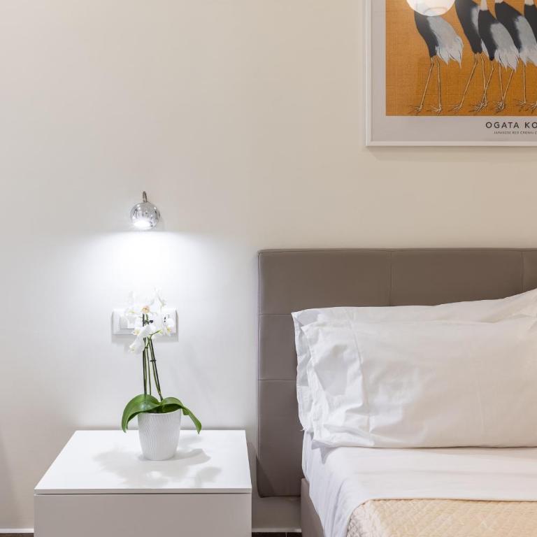 Maison Trevi - Camera Matrimoniale Small con Letto alla Francese - 5