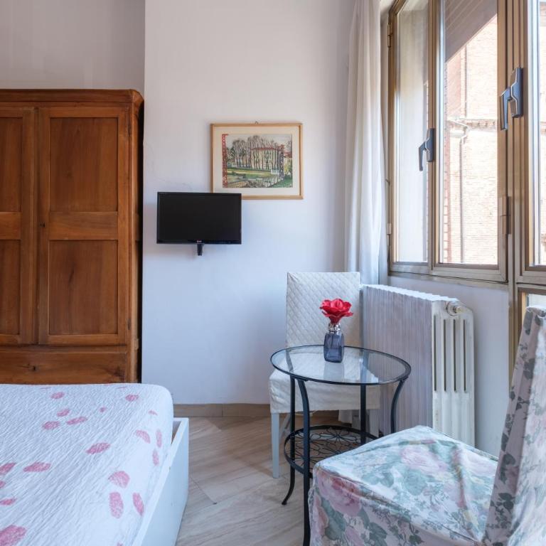 Cristina Rossi Bed and Breakfast - Camera Doppia con Letti Singoli con Bagno Privato Esterno - 8