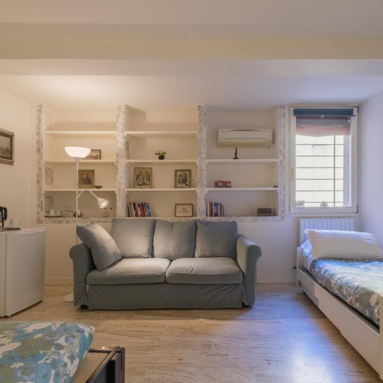 Cristina Rossi Bed and Breakfast - Camera Tripla con Bagno Privato Esterno - 3