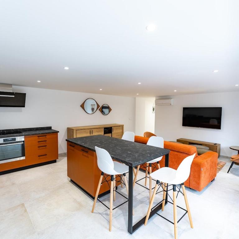 Appart Hotel 2 Chambres - cuisine - parking - Apartment - 22