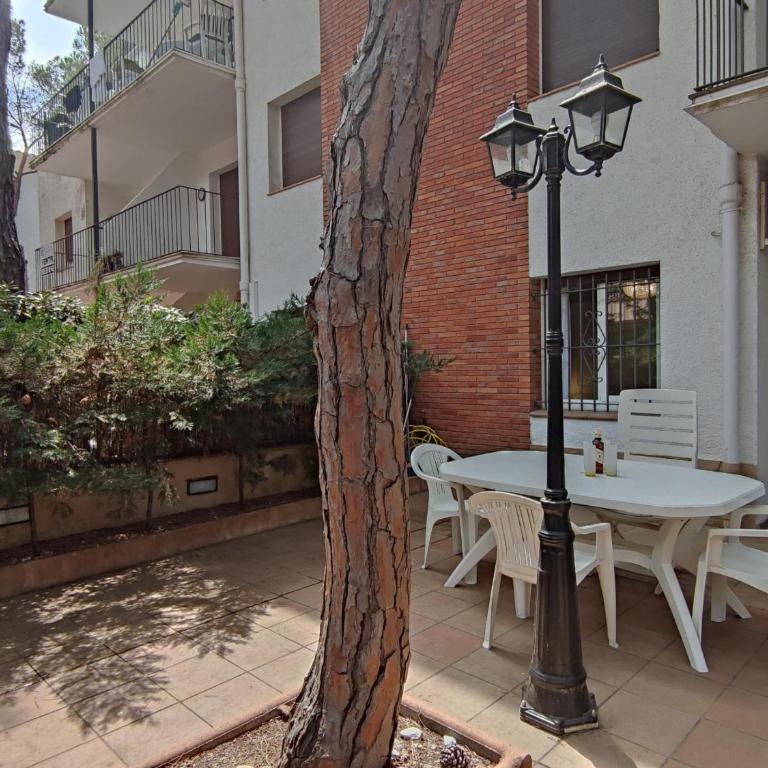Apartamento con terraza a metros de la playa y zona comercial, ideal familiar - Costa Brava - ES-209-68 - Apartamento - 1