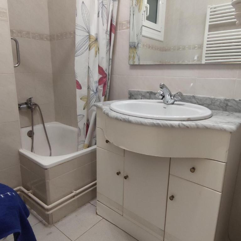 Apartamento con terraza a metros de la playa y zona comercial, ideal familiar - Costa Brava - ES-209-68 - Apartamento - 17