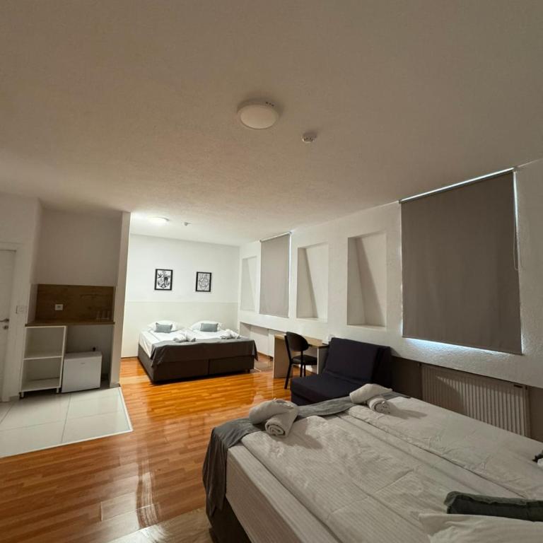 Orange Business Centar Apartments - Family Room with Shared Bathroom - 8