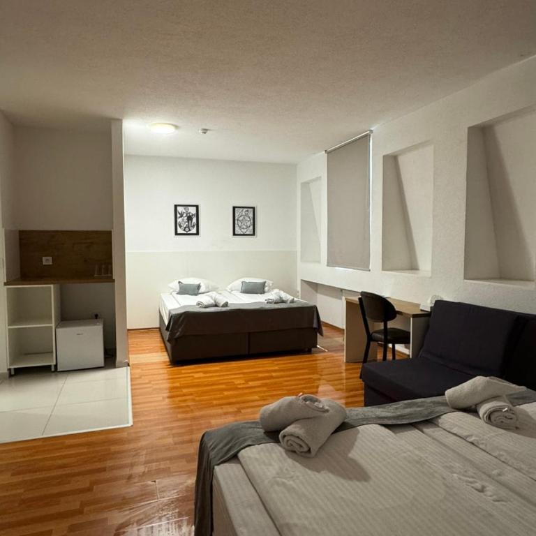 Orange Business Centar Apartments - Family Room with Shared Bathroom - 9