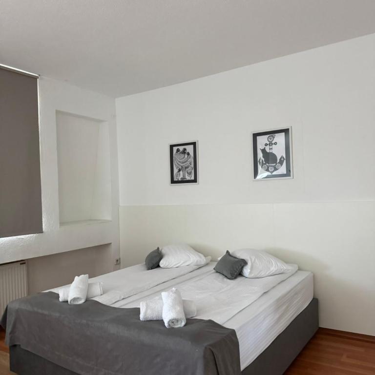 Orange Business Centar Apartments - Family Room with Shared Bathroom - 10
