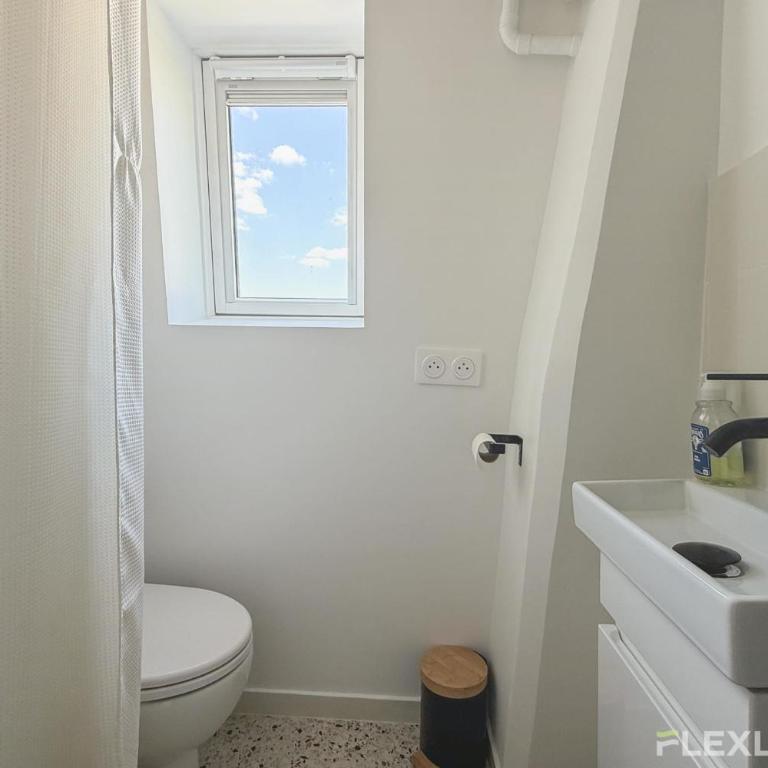 Bright Studio with Open View Voltaire 11th - Monolocale - 9
