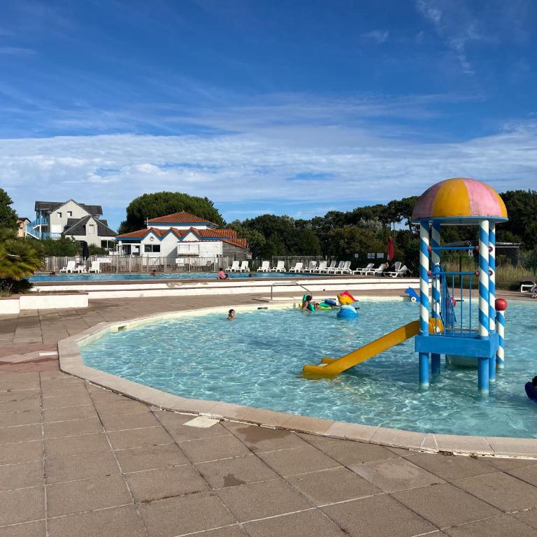 Fleurs du lac studio 2 adultes et 2 enfants avec terrasse vue sur le lac et accès parc aquatique gratuit - Apartment mit 1 Schlafzimmer - 27