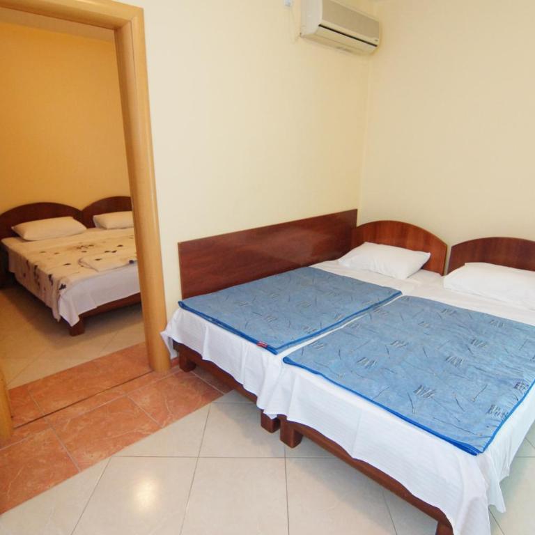 Blue Palace Guest House - Comfort One-Bedroom Apartment with Balcony - 8