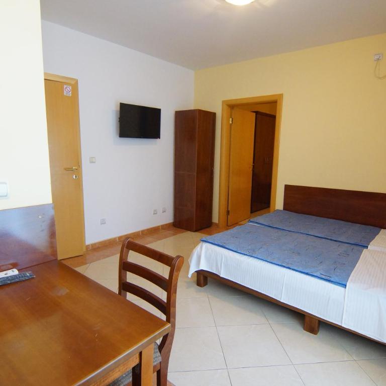 Blue Palace Guest House - Comfort One-Bedroom Apartment with Balcony - 9