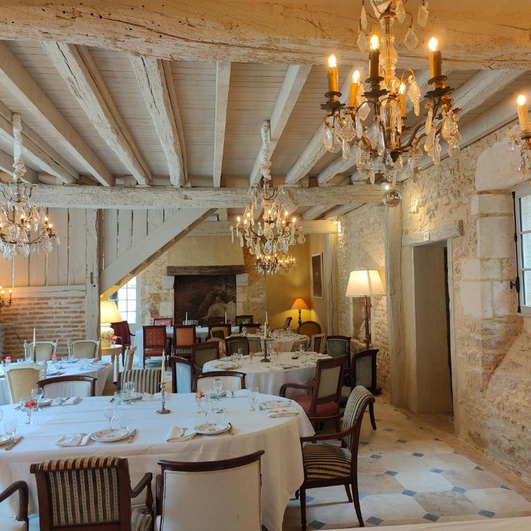 Les charpentes des communs du Château du Sollier - Charme Calme Confort Climatisation à 5mn de la sortie 7 Bourges A71 parking gratuit privé, Panette collection - Chambre Double - Vue sur Jardin - 9