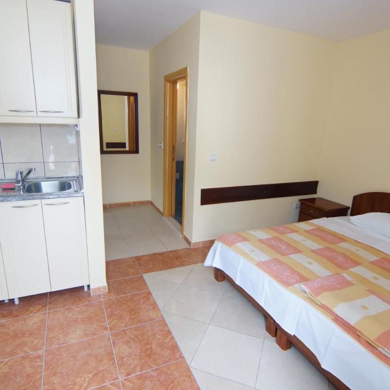 Blue Palace Guest House - Studio with Balcony - 8