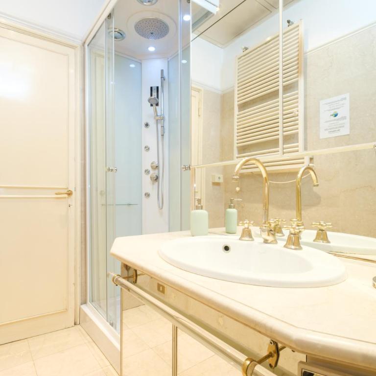 Cristina Rossi Bed and Breakfast - Camera Matrimoniale con Bagno in Comune - 3