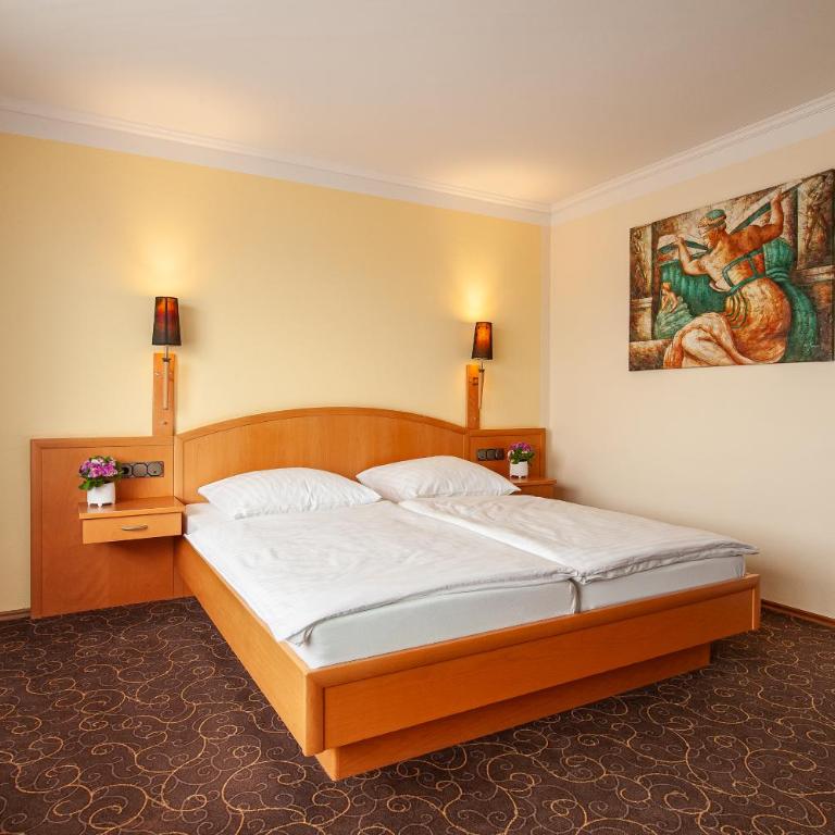 LuCA Hotel - Doppelzimmer mit Balkon - 9