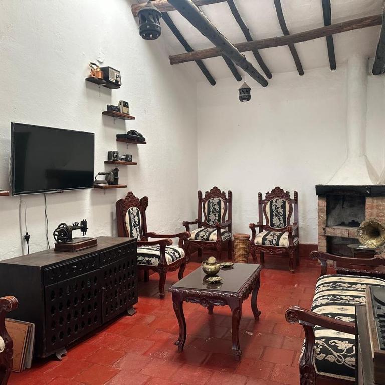 El Refugio de la Villa - Five-Bedroom House - 10