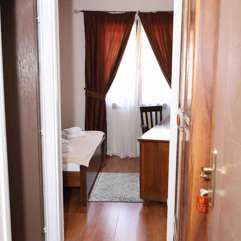 DOWNTOWN ROOMS - Dvokrevetna Soba s Bračnim Krevetom/2 Zasebna Kreveta i Pogledom na Grad - 17