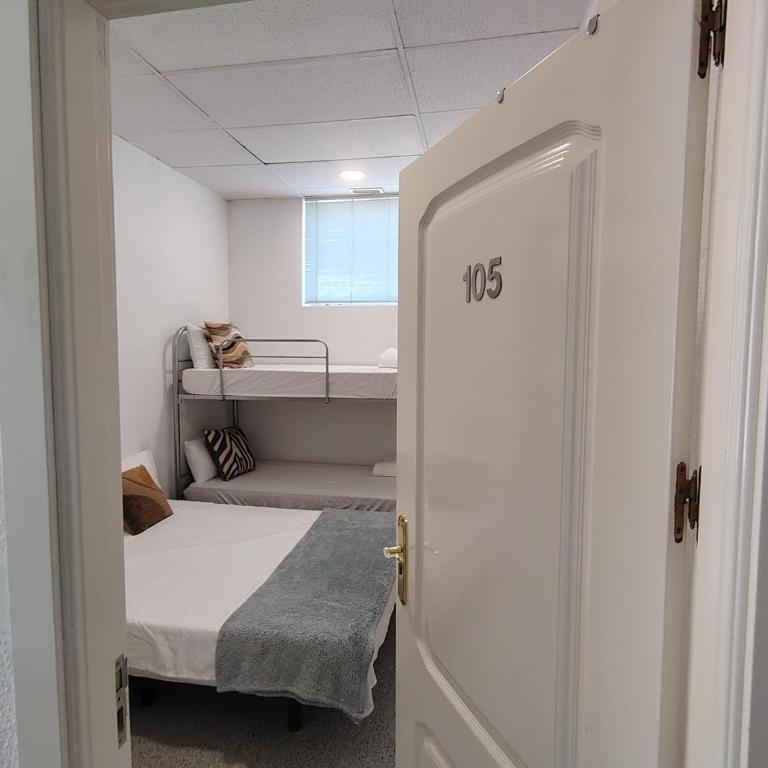 Alexa Host Vallecas - Habitación Cuádruple con baño compartido - 6