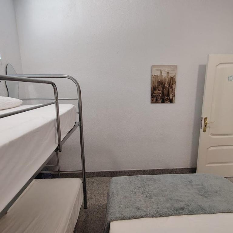Alexa Host Vallecas - Habitación Cuádruple con baño compartido - 13