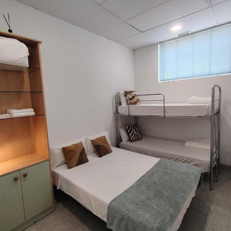 Alexa Host Vallecas - Habitación Cuádruple con baño compartido - 12