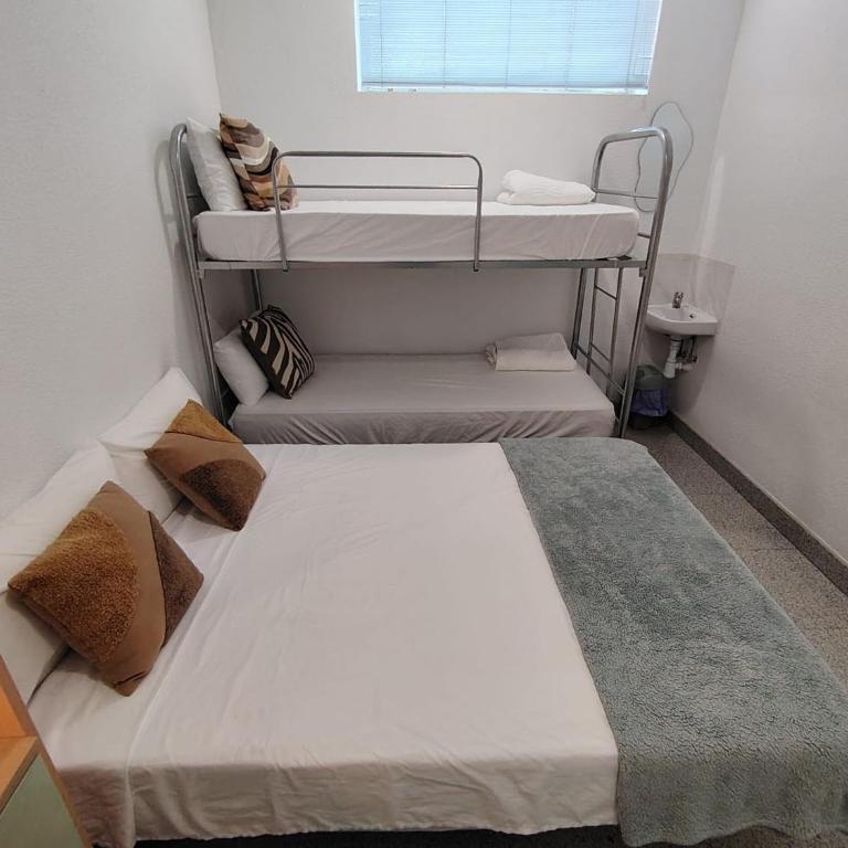 Alexa Host Vallecas - Habitación Cuádruple con baño compartido - 14