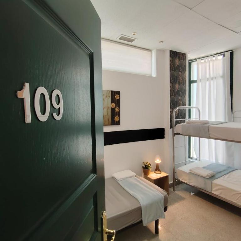 Alexa Host Vallecas - Habitación Triple con baño compartido - 9
