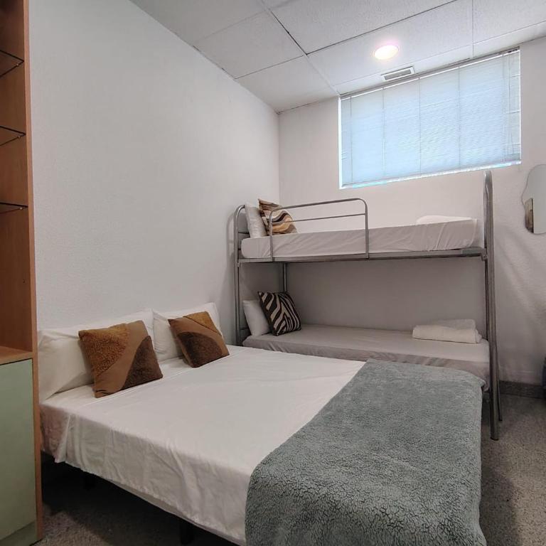 Alexa Host Vallecas - Habitación Triple con baño compartido - 8