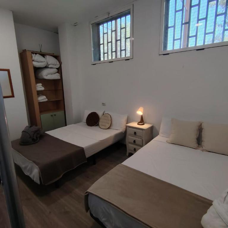 Alexa Host Vallecas - Habitación Familiar con baño compartido - 11