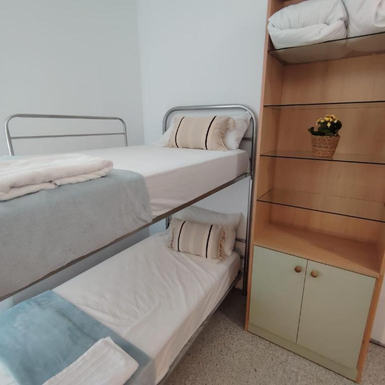Alexa Host Vallecas - Habitación Triple con baño compartido - 11