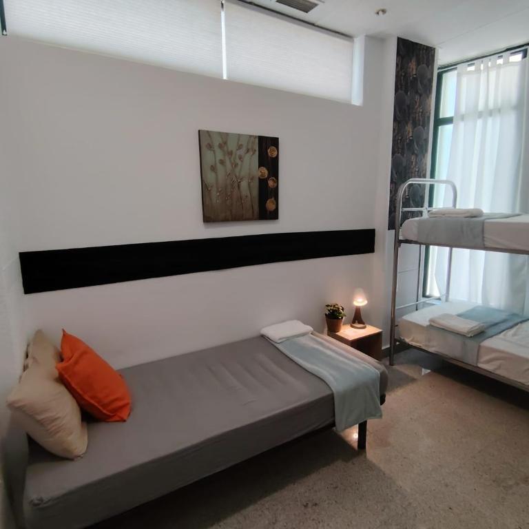 Alexa Host Vallecas - Habitación Triple con baño compartido - 14
