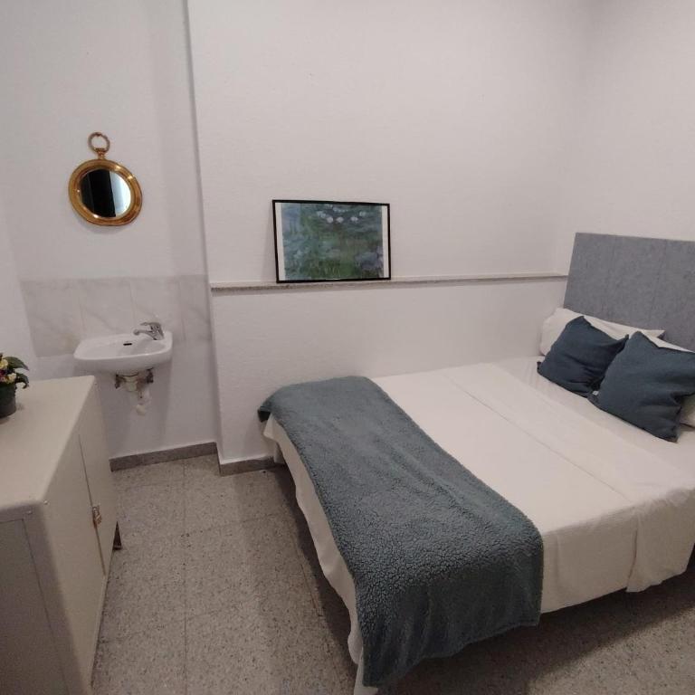 Alexa Host Vallecas - Habitación Doble con baño compartido - 12