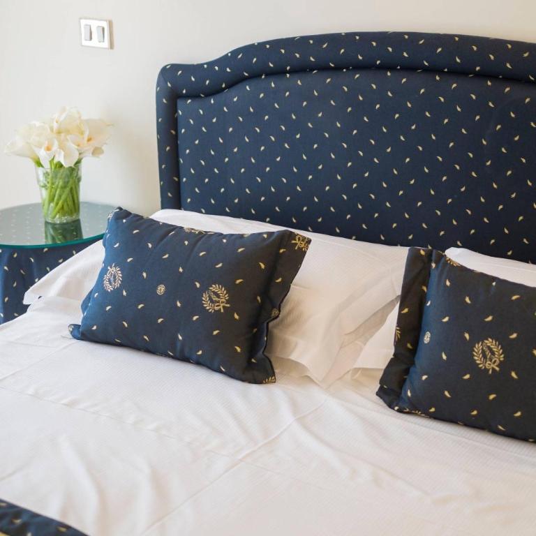 Hotel Mon Cheri - Classic Double or Twin Room with Lateral Sea View - 6