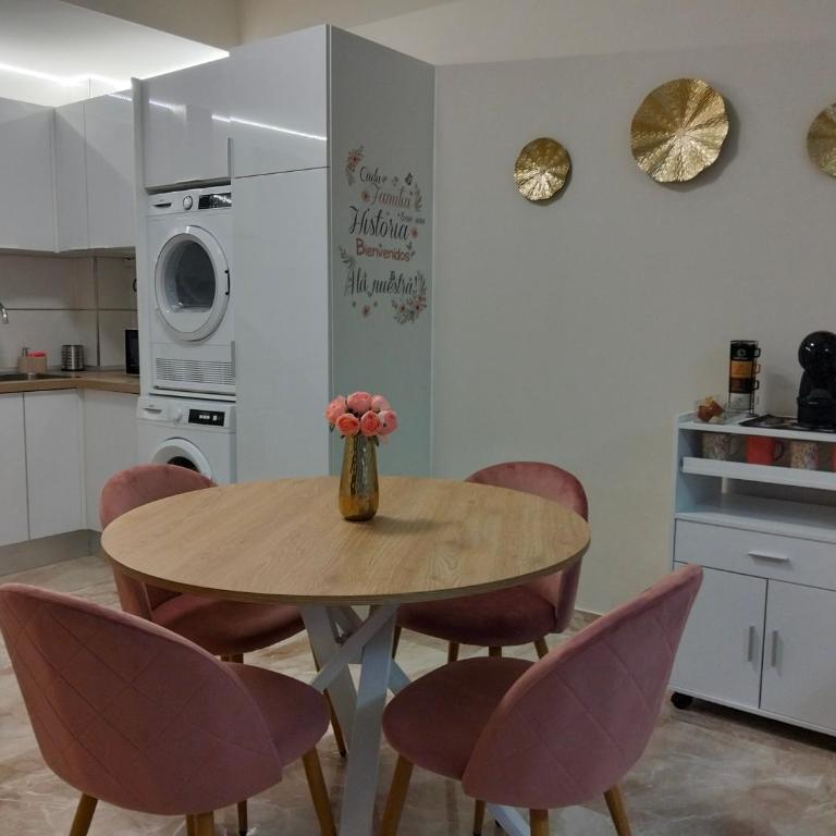 APARTAMENTO LUNA - 2 apartamentos céntricos juntos cerca de la playa, ideales para grupos grandes - Apartamento Estudio - 4