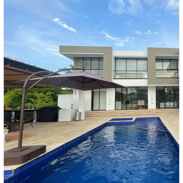 Casa con piscina y BBQ en Lagos del Peñón Girardot - Casa - 5