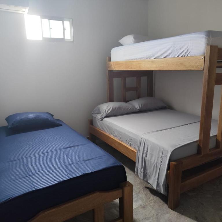Habitaciones con wifi a 5 minutos de la playa - Habitación Familiar con baño privado - 11