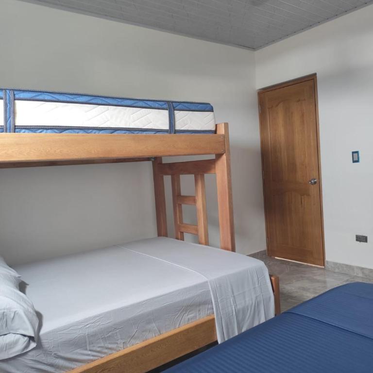 Habitaciones con wifi a 5 minutos de la playa - Habitación Familiar con baño privado - 15