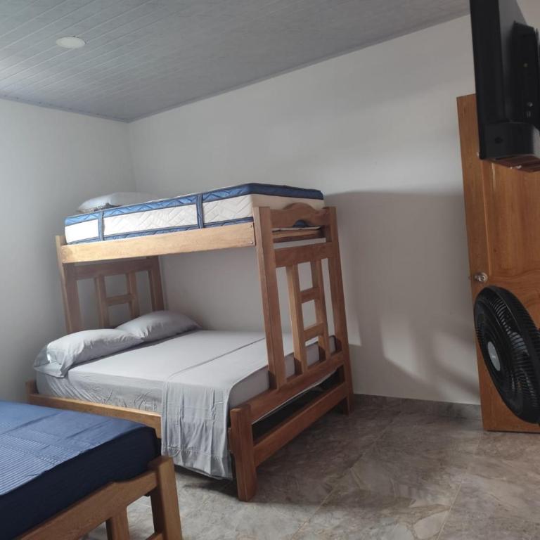 Habitaciones con wifi a 5 minutos de la playa - Habitación Familiar con baño privado - 13